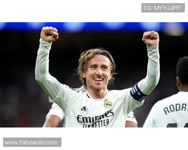 莫德里奇：足球场上的智慧与灵动，传奇中场的辉煌人生与不屈精神